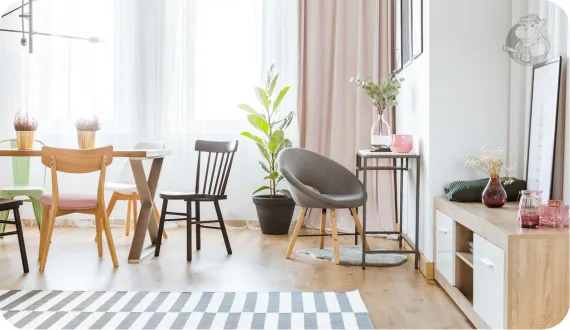 krzesła w różnych stylach ustawione przy jednym stole